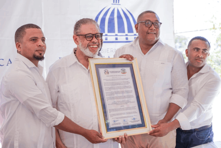 Desarrollo de la Comunidad inaugura parque en Sabana Larga, Elías Piña