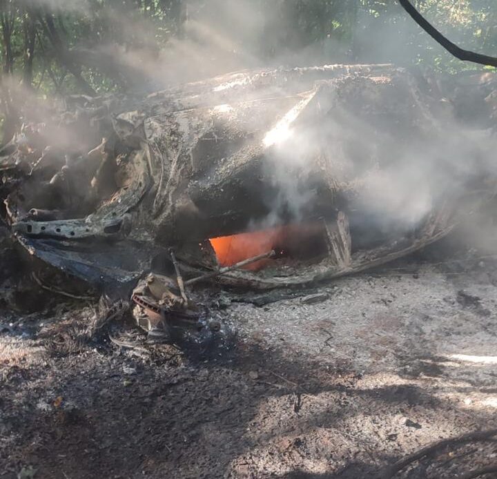 Hallan tres cadáveres calcinados en una yipeta