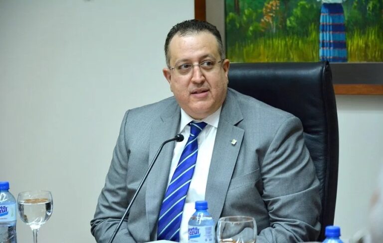 Presidente Abinader oficializa nuevo Ministerio de Hacienda y Economía; Magín Díaz será el titular