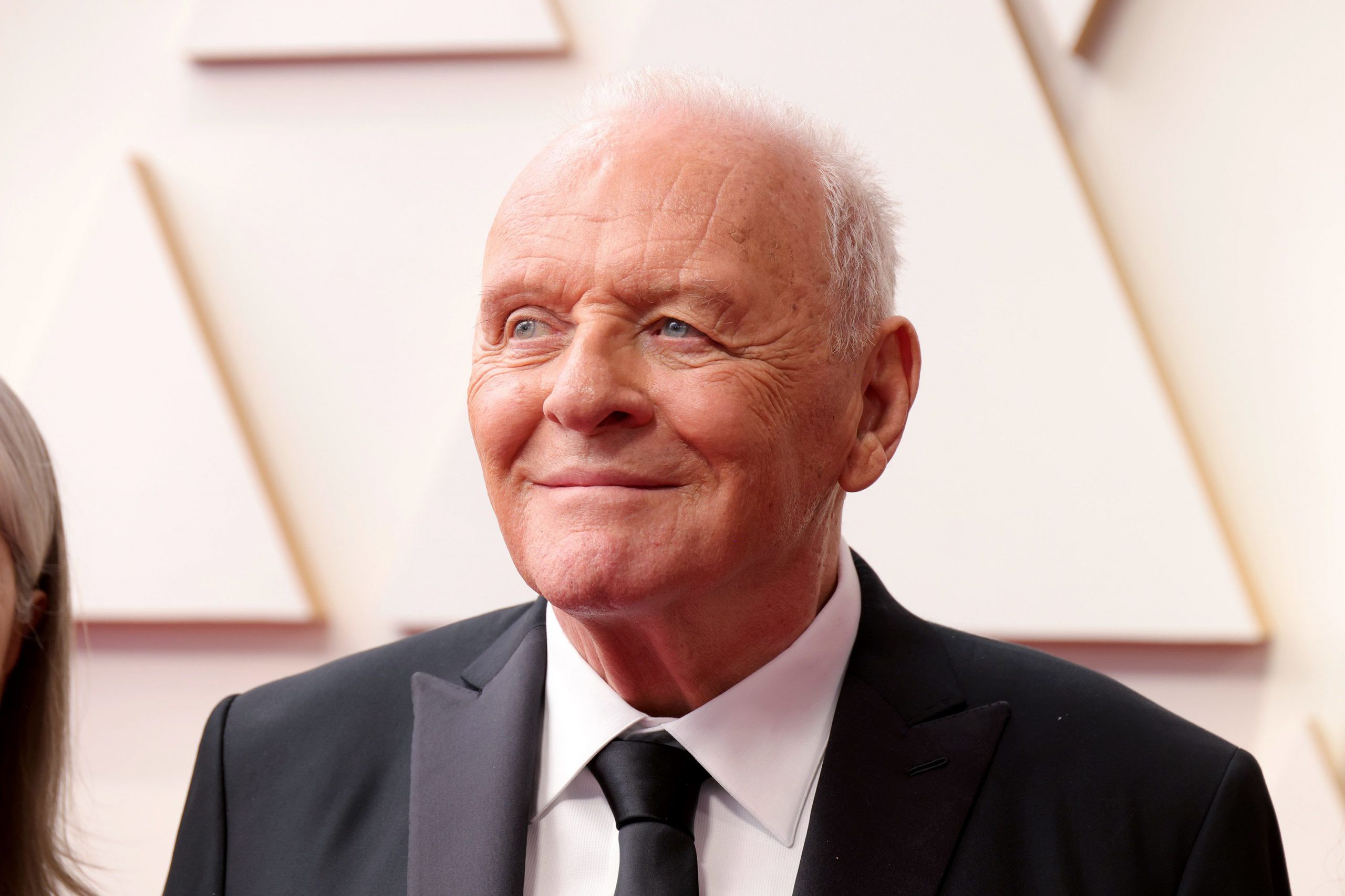 ¿Campaña o broma? Anthony Hopkins se pone la nueva faja facial de SKIMS
