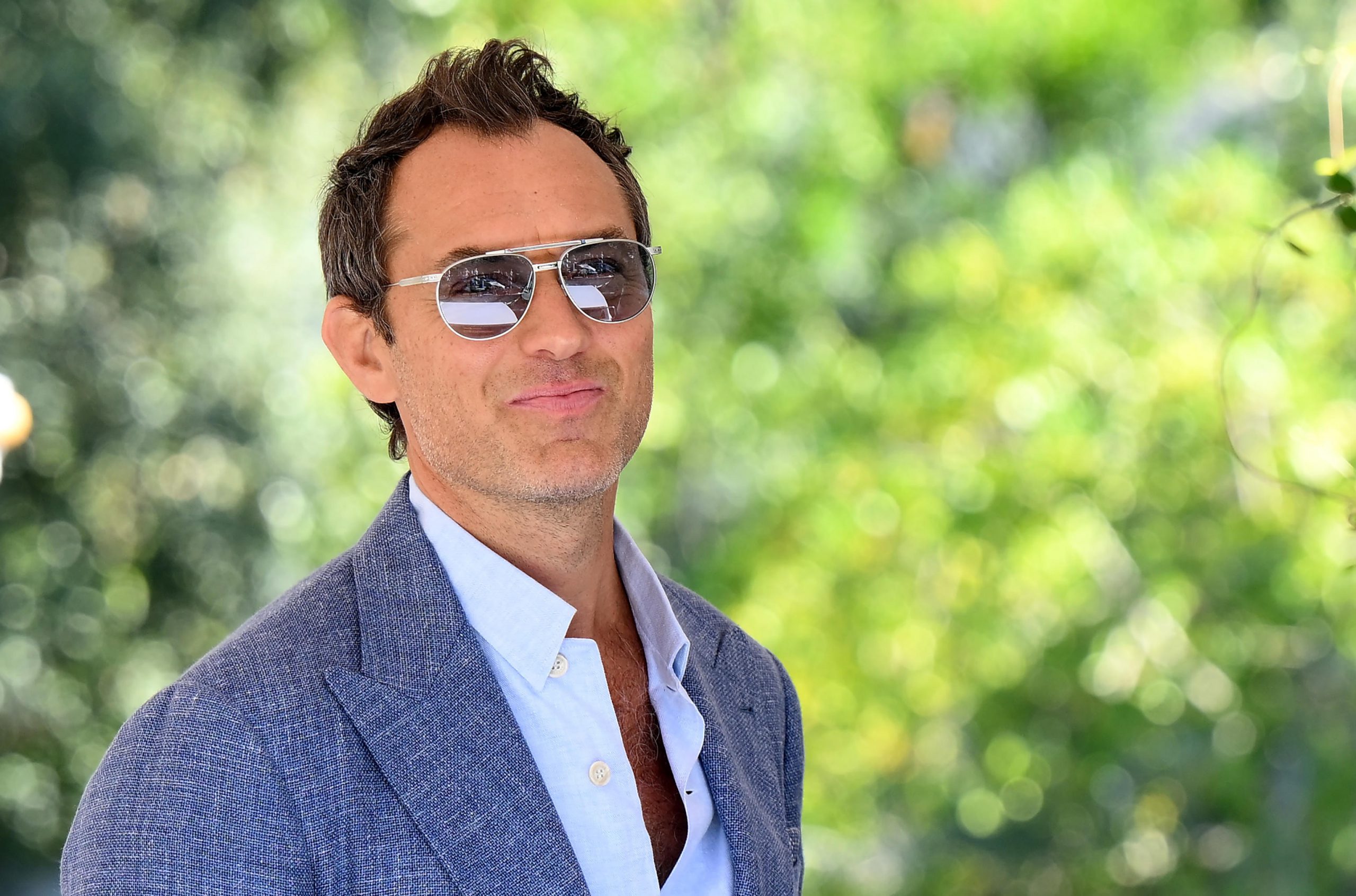 Jude Law compone un ajustado Putin sin recurrir a prótesis, tan solo con una peluca