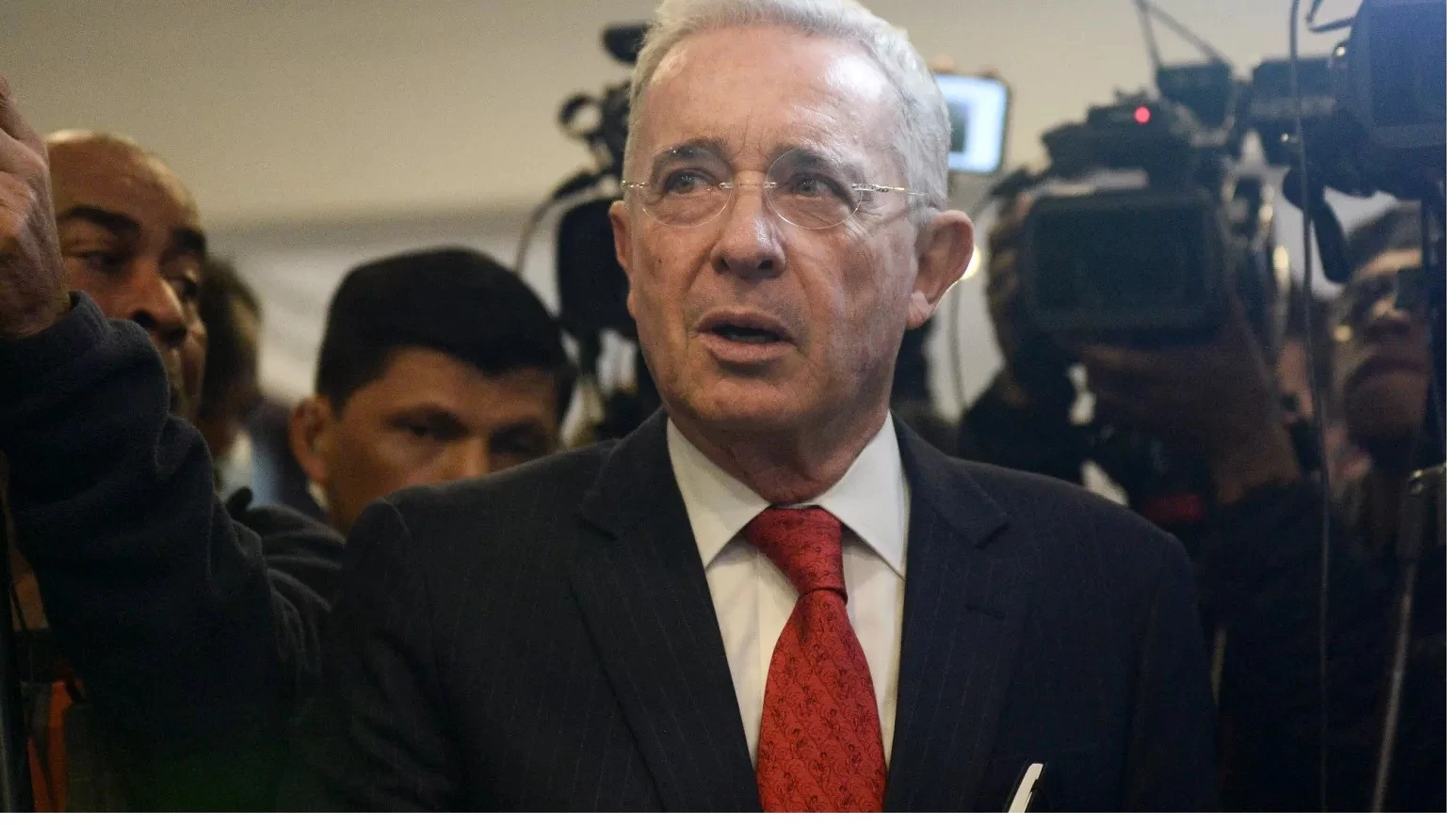 Uribe denuncia sesgo de la jueza que lo condenó e invoca la justicia internacional