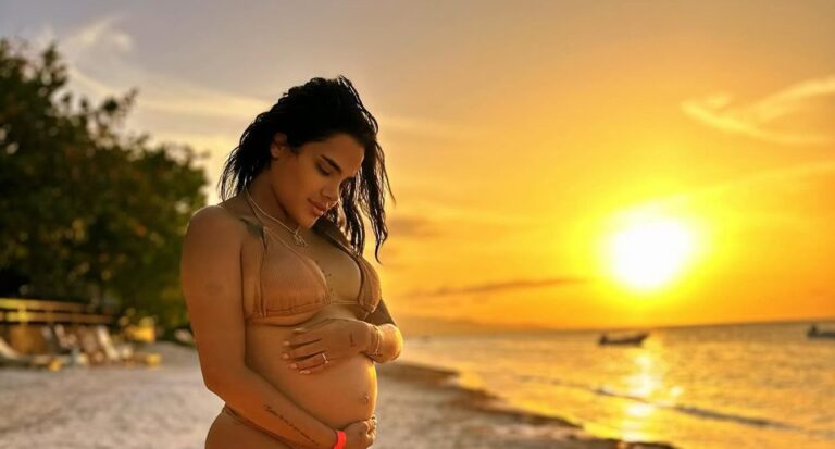 Martha Heredia muestra la evolución de su embarazo en la playa