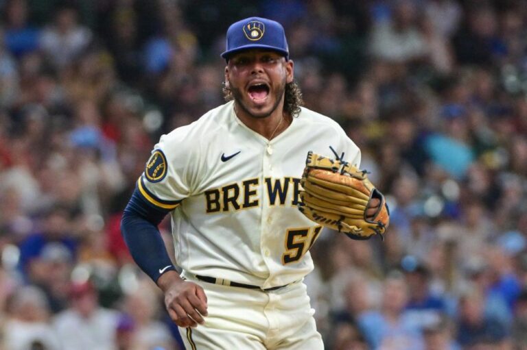 Freddy Peralta alcanzó su victoria número 13 de la temporada en le partido que los Cerveceros le ganaron a los Bravos