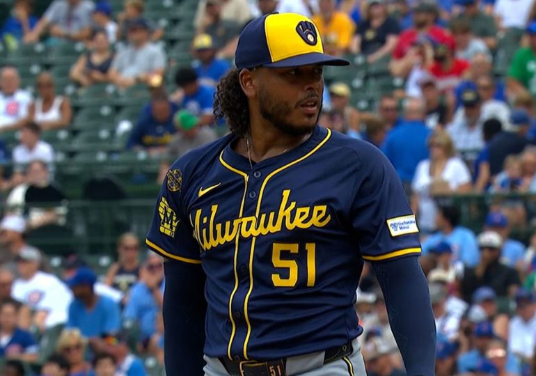 El dominicano Freddy Peralta permitió un solo hit con seis ponches y llegó a 15 victorias en la presente temporada