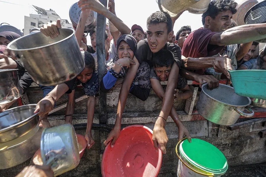 100 niños muertos en ofensiva