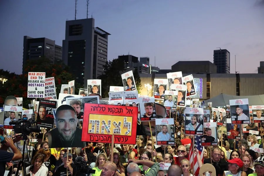 Miles de israelíes protestan por rehenes en Tel Aviv