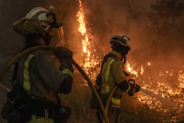 Las altas temperaturas complican la lucha contra los incendios activos en España