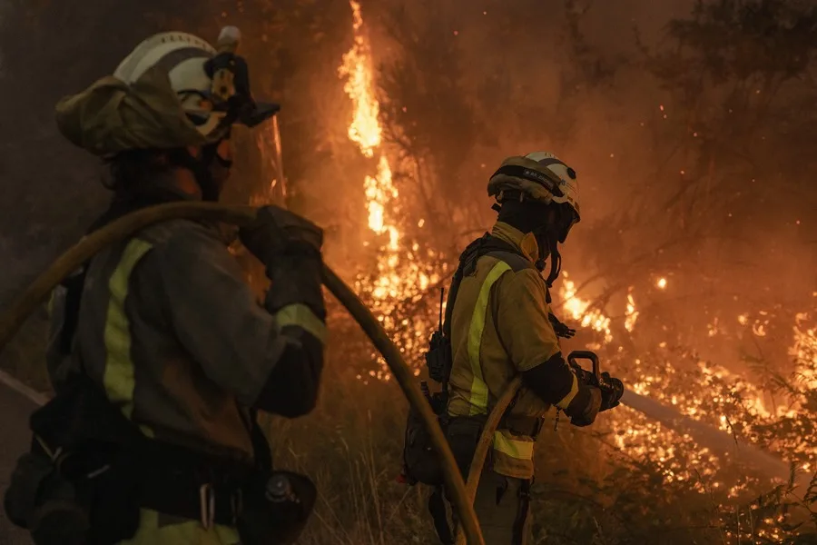 Las altas temperaturas complican la lucha contra los incendios activos en España