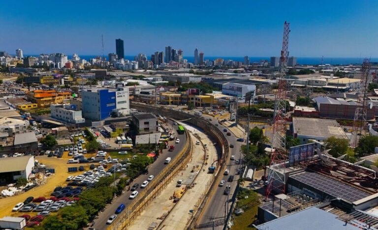 Tránsito complicado en Santo Domingo Oeste por trabajos viales