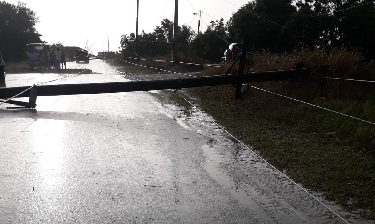 Caída de postes en San Juan: Tornado afecta el servicio