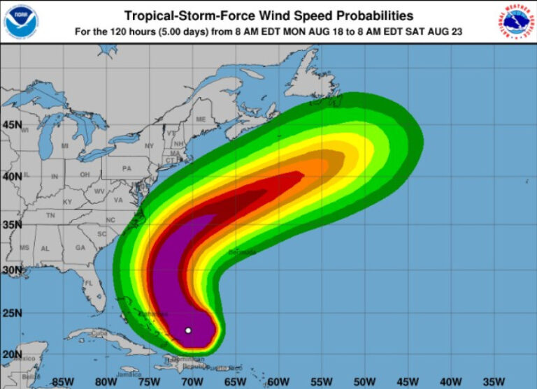 Huracán Erin se aleja del país, pero mantiene lluvias y oleaje peligroso en las costas