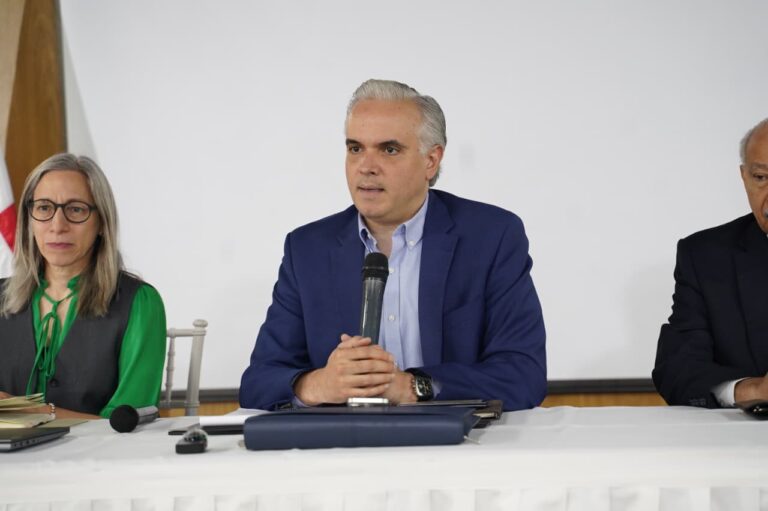 Ministro De Camps garantiza inicio exitoso del año escolar 2025-2026