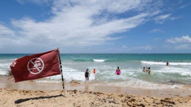 Nueva York cierra sus playas por el huracán Erin ante riesgo de corrientes mortales en la costa este