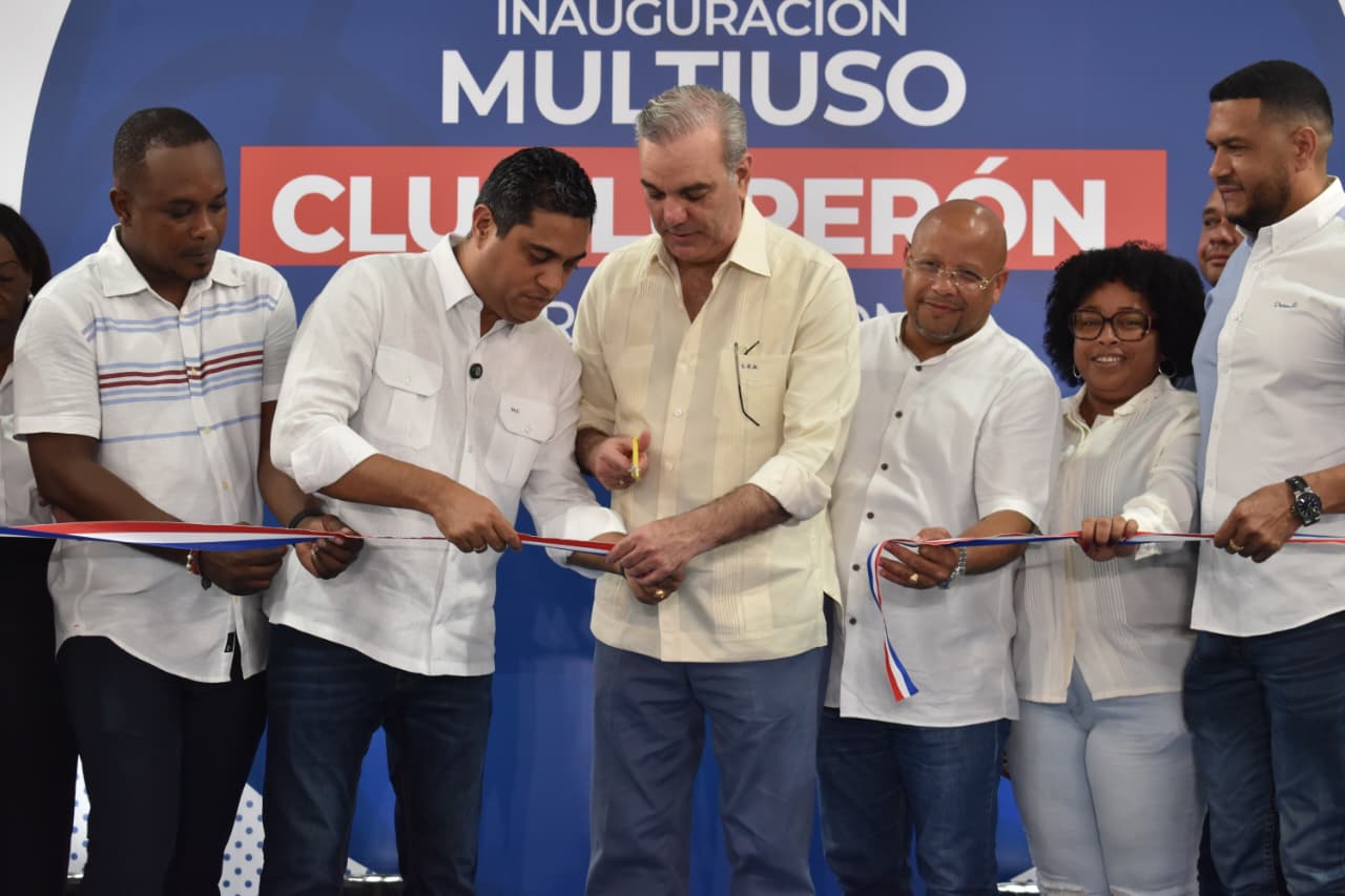 Presidente Abinader y ministro Kelvin Cruz reinauguran Multiuso Club Luperón  