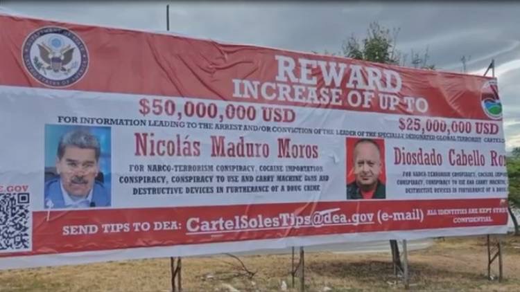 Colocan una valla con recompensa que ofrece EEUU por Maduro y Cabello en la frontera de Colombia con Venezuela