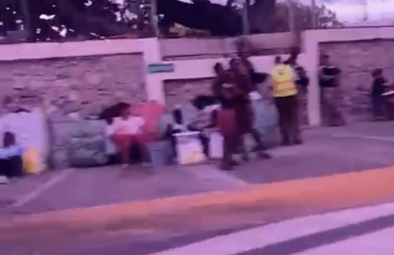 Largas filas en las inmediaciones de la Alcaldía del Distrito Nacional por mochilas a cambio de plástico