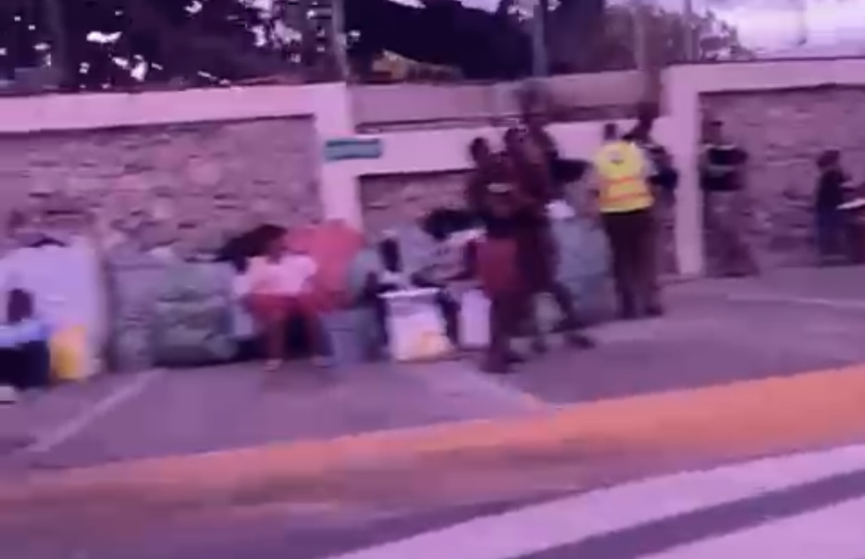 Largas filas en las inmediaciones de la Alcaldía del Distrito Nacional por mochilas a cambio de plástico