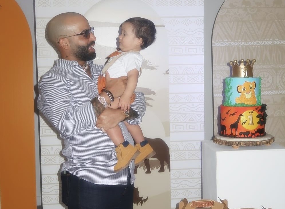 Arcángel celebra el primer año de su nieto y su debut como abuelo