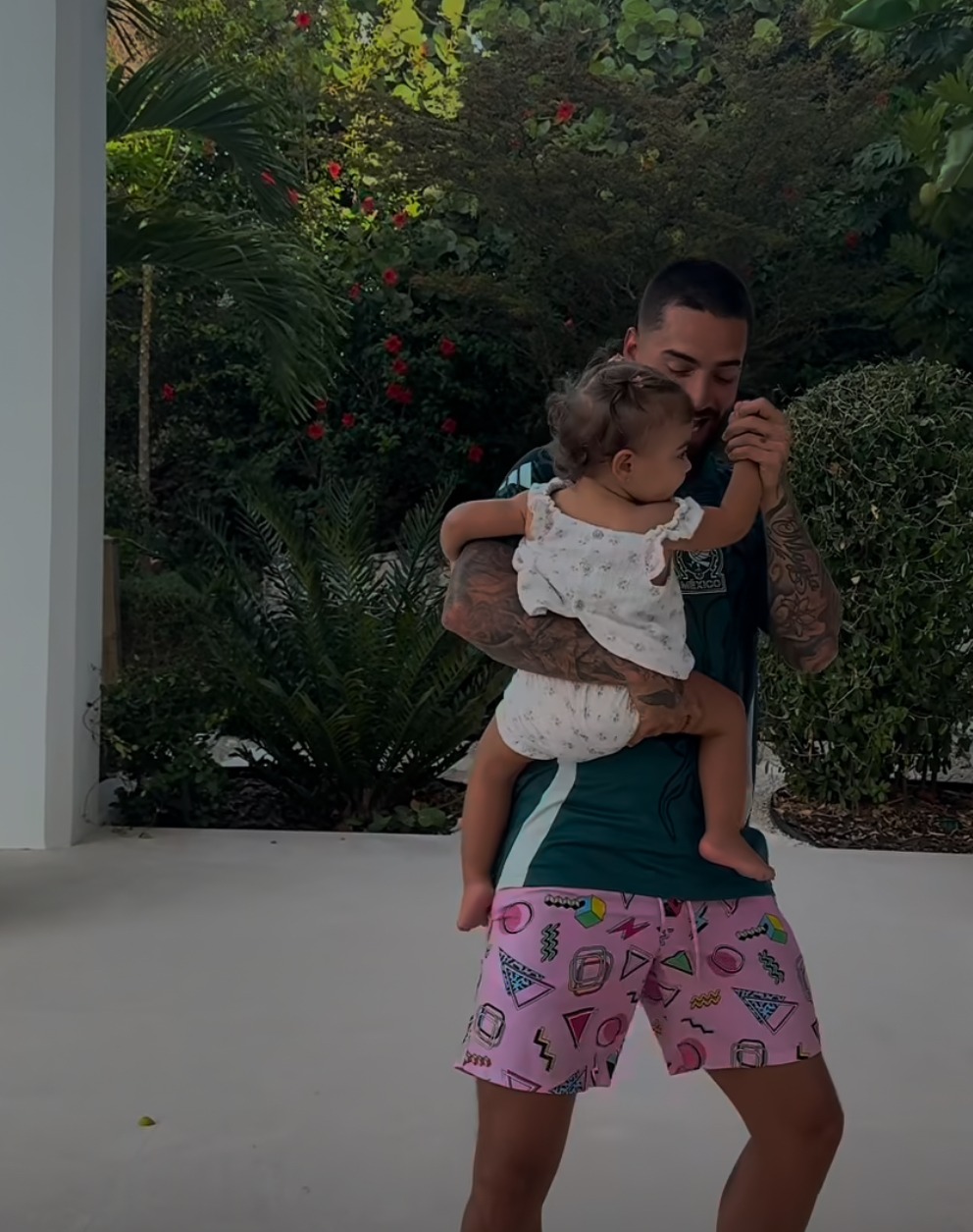 Maluma derrite corazones bailando con su bebé al ritmo de “Bronceador”