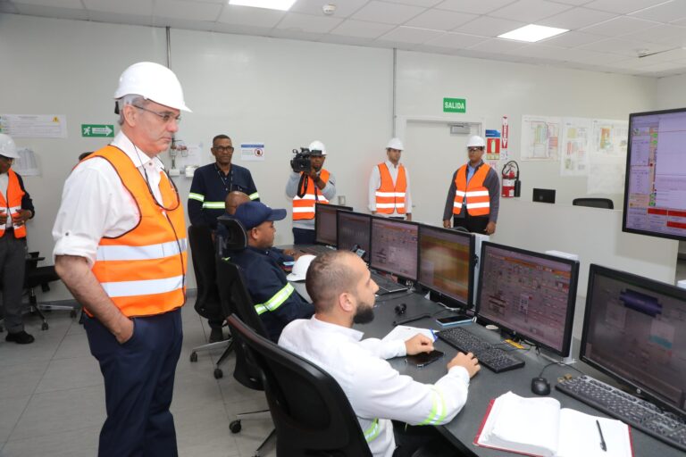 Abinader verifica avance en Punta Catalina y promete soluciones