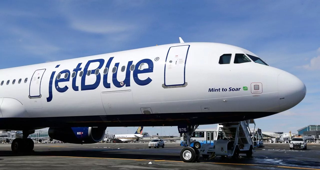 Pasajeros de JetBlue varados por horas en AILA tras nuevo retraso de vuelo hacia Boston