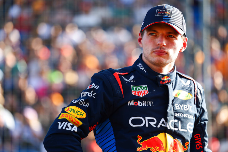 El piloto neerlandés Max Verstappen anunció que seguirá con la Red Bull para la próxima temporada