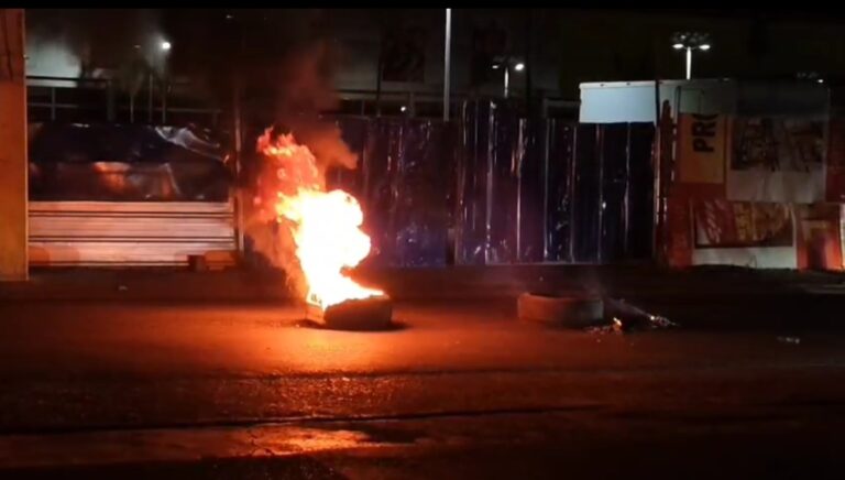 Moradores de SFM incendian gomas en protesta por largas tandas de apagones