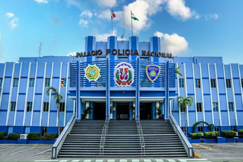 Policía advierte que cinco implicados en abuso sexual contra joven en Villa González siguen prófugos y armados