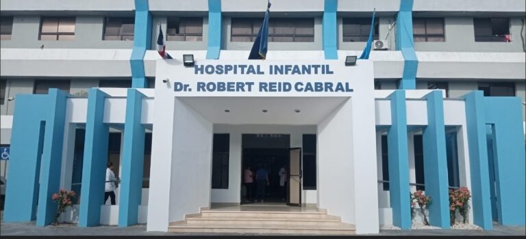 Niño haitiano sobreviviente de rayo en estado estable