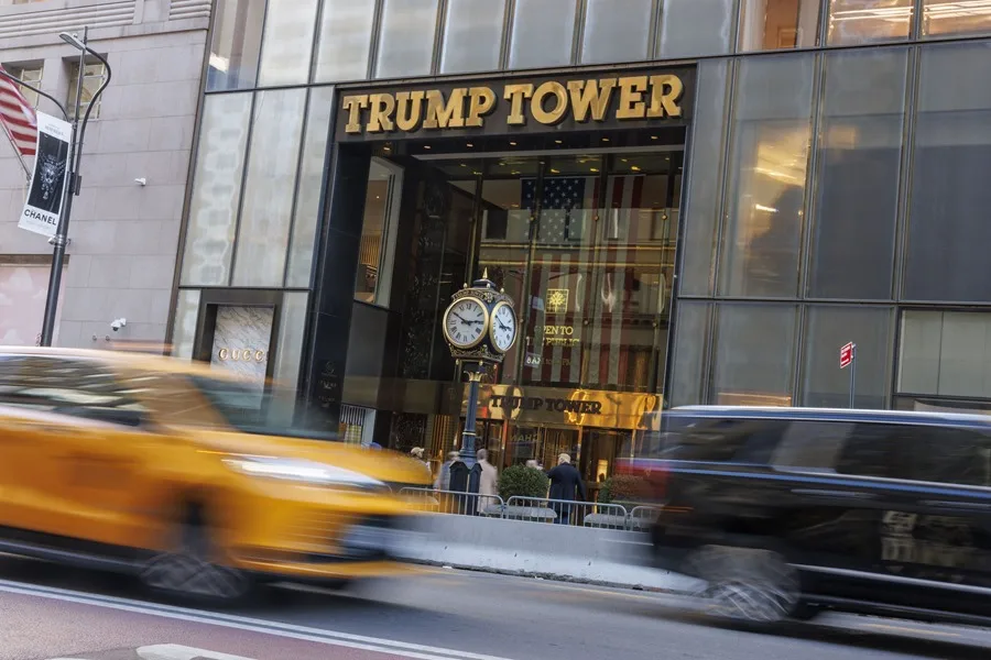 Una corte de apelación invalida la multa de 454 millones de dólares impuesta a Trump por fraude civil en su empresa