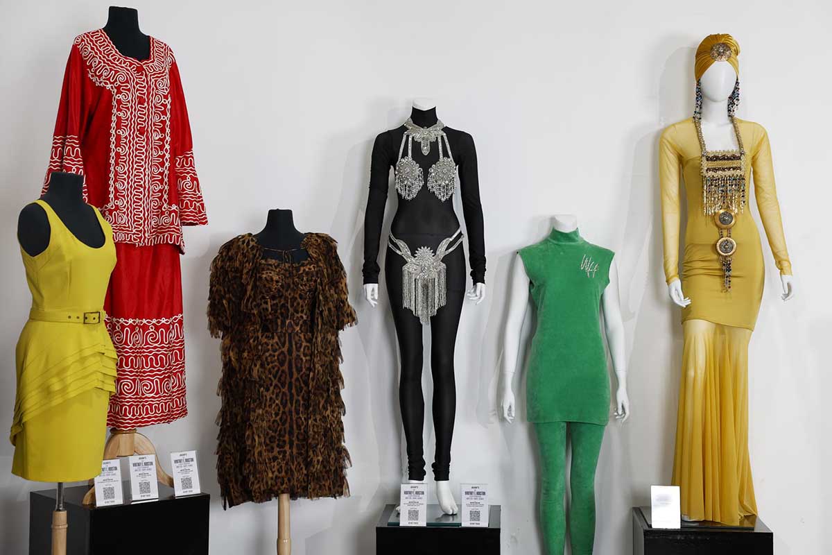 Un traje que Whitney Houston usó en un concierto es subastado por 22.400 dólares