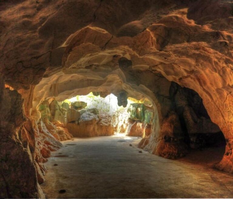 Abinader reestructura Comisión de las Cuevas del Pomier