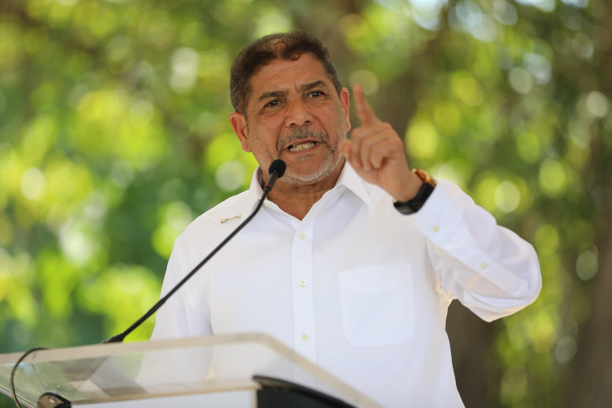 Ministro de Agricultura niega desfalco en su institución