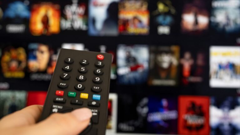 Agosto llega con 43 series y más de 20 películas: un mes cargado de estrenos en streaming