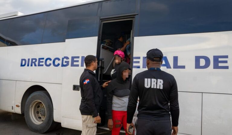 Migración detiene 1,495 haitianos indocumentados y deporta 1,363