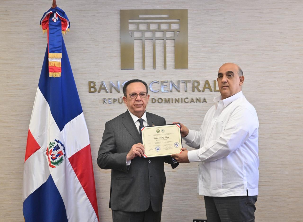 Reconocimiento a Héctor Valdez Albizu por su trayectoria económica