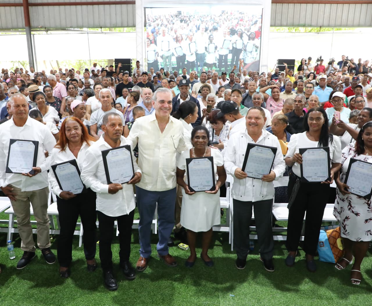 Luis Abinader entrega títulos de propiedad en Los Guaricanos