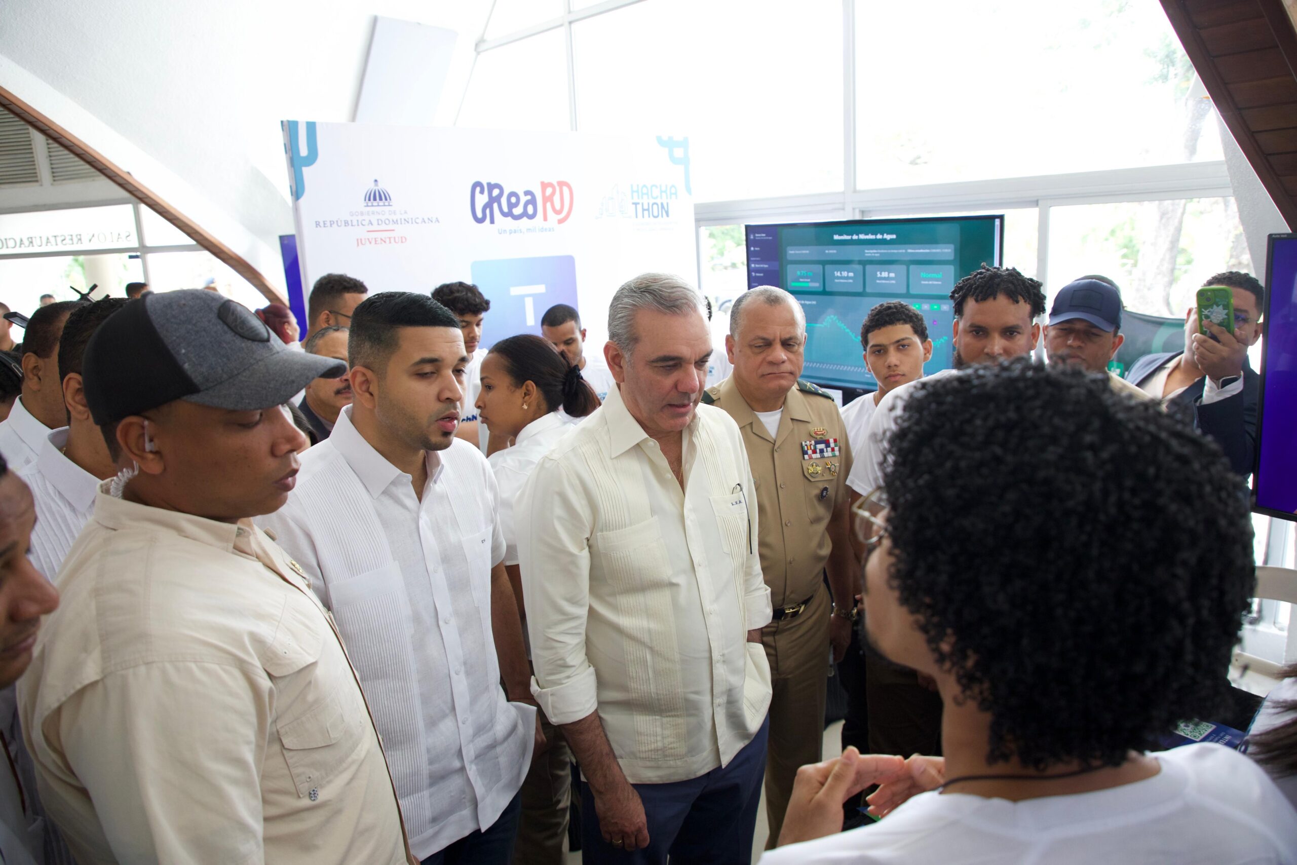 Abinader fomenta el ingenio joven en el Kackathon de ciudades inteligentes y movilidad urbana