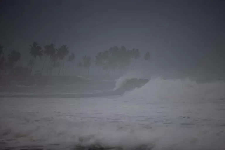 Huracán Erin crecerá y amenaza la costa este de EE. UU.