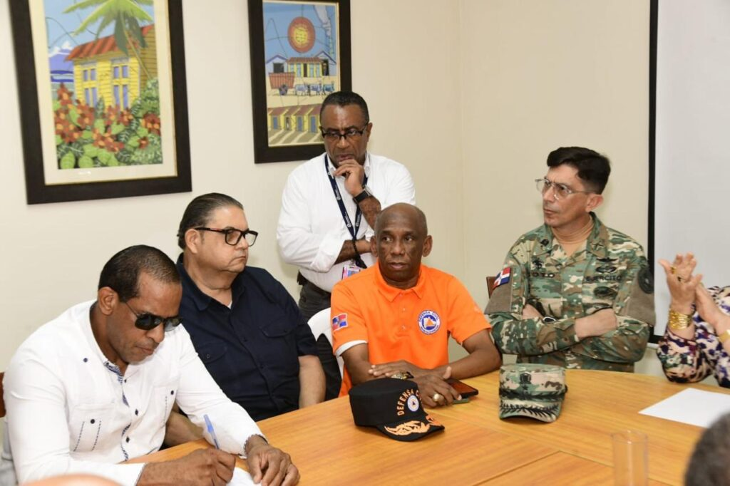 Santiago se prepara ante el huracán Erin