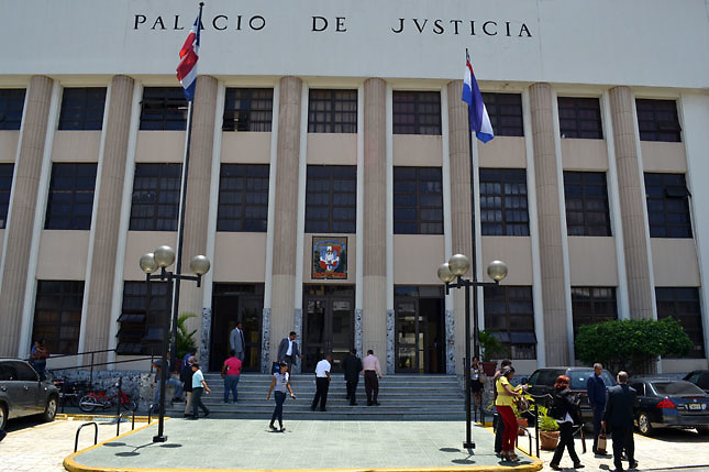 Envían a juicio a pareja acusada de estafar más de US$2 millones a 113 personas