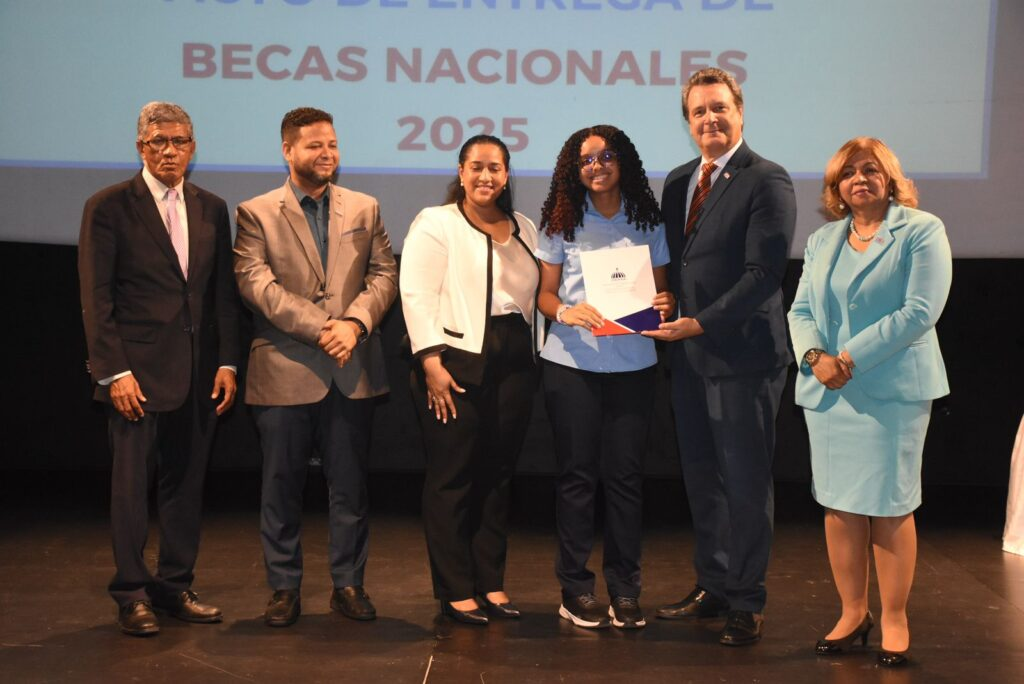 MESCyT otorga 110 becas en carreras STEM para jóvenes
