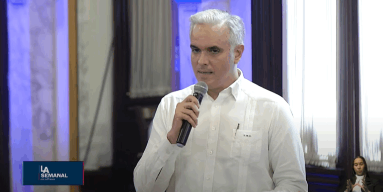 Ministro De Camps llama a padres a involucrarse de manera activa en la educación de sus hijos