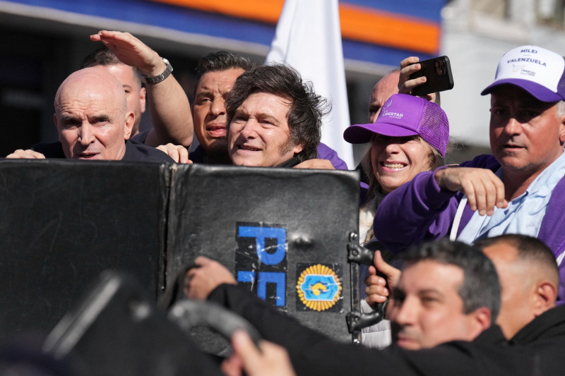 Evacúan a Javier Milei tras ataque con piedras durante acto de campaña en Argentina