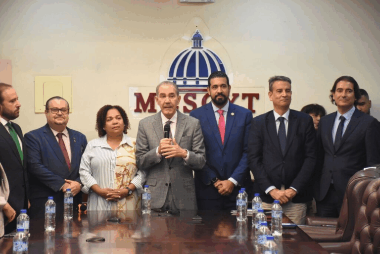 MESCyT entrega 114 becas internacionales a estudiantes para maestrías