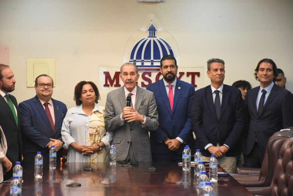 MESCyT entrega 114 becas internacionales a estudiantes para maestrías