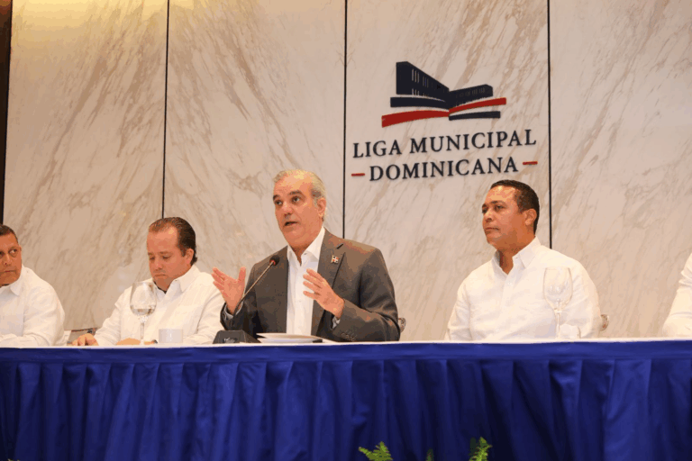 Presidente Abinader anuncia RD$4,000 millones para aceras y contenes en todo el país