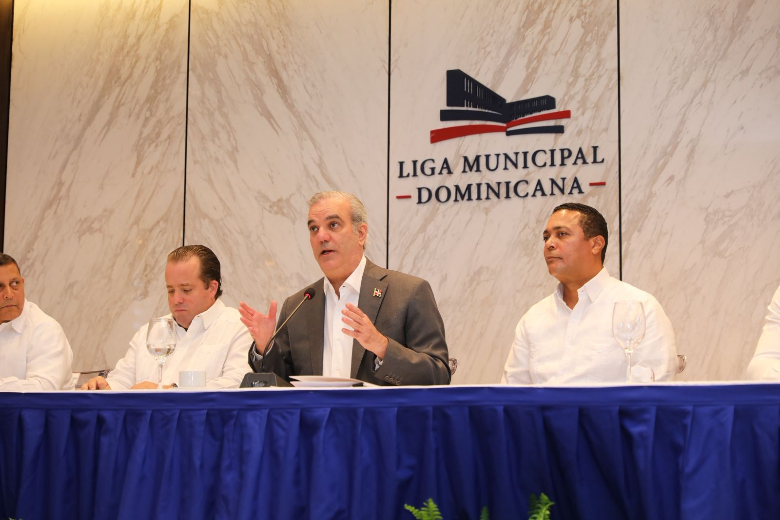 Presidente Abinader anuncia RD$4,000 millones para aceras y contenes en todo el país