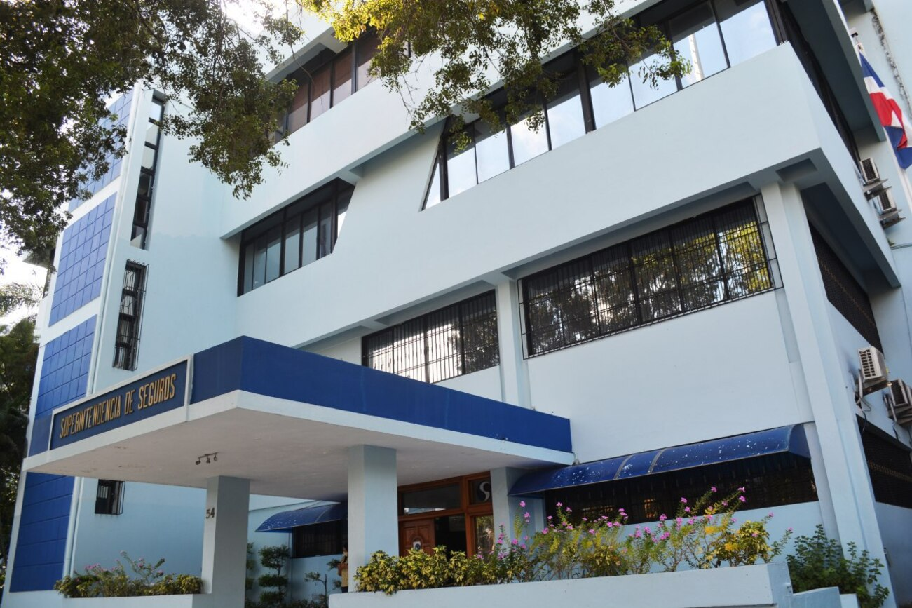 Suspensión de resoluciones de seguros en RD: consulta abierta